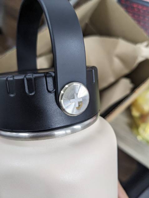 Mình đặt hoả tốc bình Riga nhưng lúc nhận sản phẩm thì sản phẩm bị thiếu bộ ống hút và cây vệ sinh, ngoài ra nắp bình cũng bị gỉ sét một miếng như hình, nhìn khá mất thẩm mỹ. Mình cần dùng gấp và đây cũng là sản phẩm cuối trong kho nên ngậm ngùi đánh giá thui 🥲