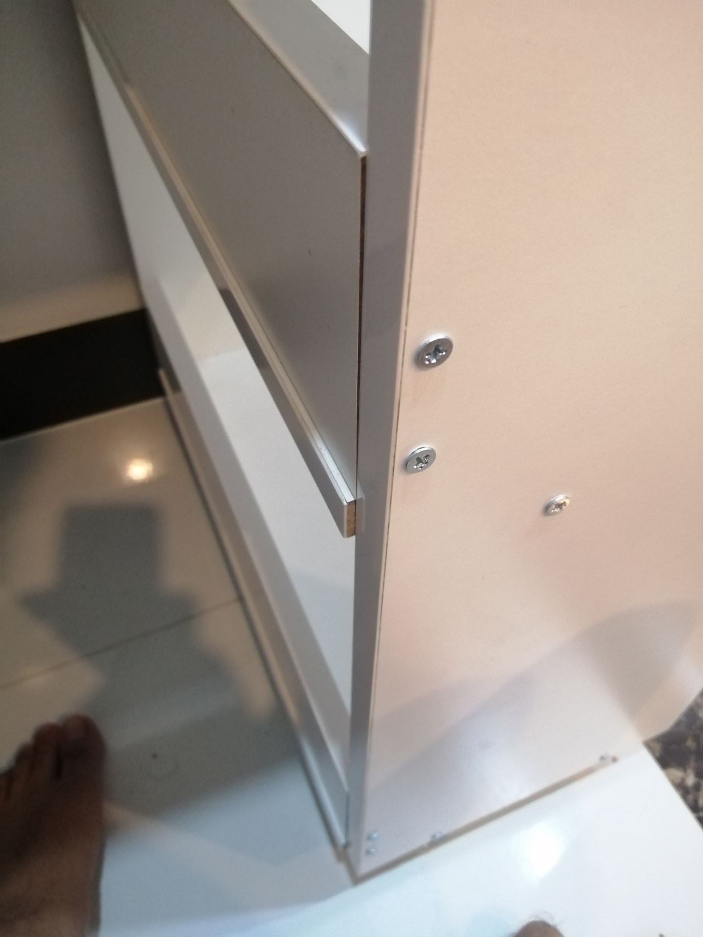 Đóng gói cẩn thận, Chắc, Đẹp như hình, hỗ trợ lắp ráp tốt. Đáng mua
Nhược điểm: quá nhiều ốc lộ thiên, nên chuyển qua bát V. Kệ nhỏ khoan ko đều nên xoay kiểu nào cũng lòi ra nên chọn lòi vô trong (chắc vì vậy nên giá rẻ so vs niêm yết). Tắc kê nhựa quá to, ko đóng sát được nên mặt bàn hở so vs kệ nhỏ
Mình ra tiệm mua 60k 8 cái bánh xe và chế thêm rất ok nha Đóng gói cẩn thận, Chắc, Đẹp như hình, hỗ trợ lắp ráp tốt. Đáng mua
Nhược điểm: quá nhiều ốc lộ thiên, nên chuyển qua bát V. Kệ nhỏ khoan ko đều nên xoay kiểu nào cũng lòi ra nên chọn lòi vô trong (chắc vì vậy nên giá rẻ so vs niêm yết). Tắc kê nhựa quá to, ko đóng sát được nên mặt bàn hở so vs kệ nhỏ
Mình ra tiệm mua 60k 8 cái bánh xe và chế thêm rất ok nha