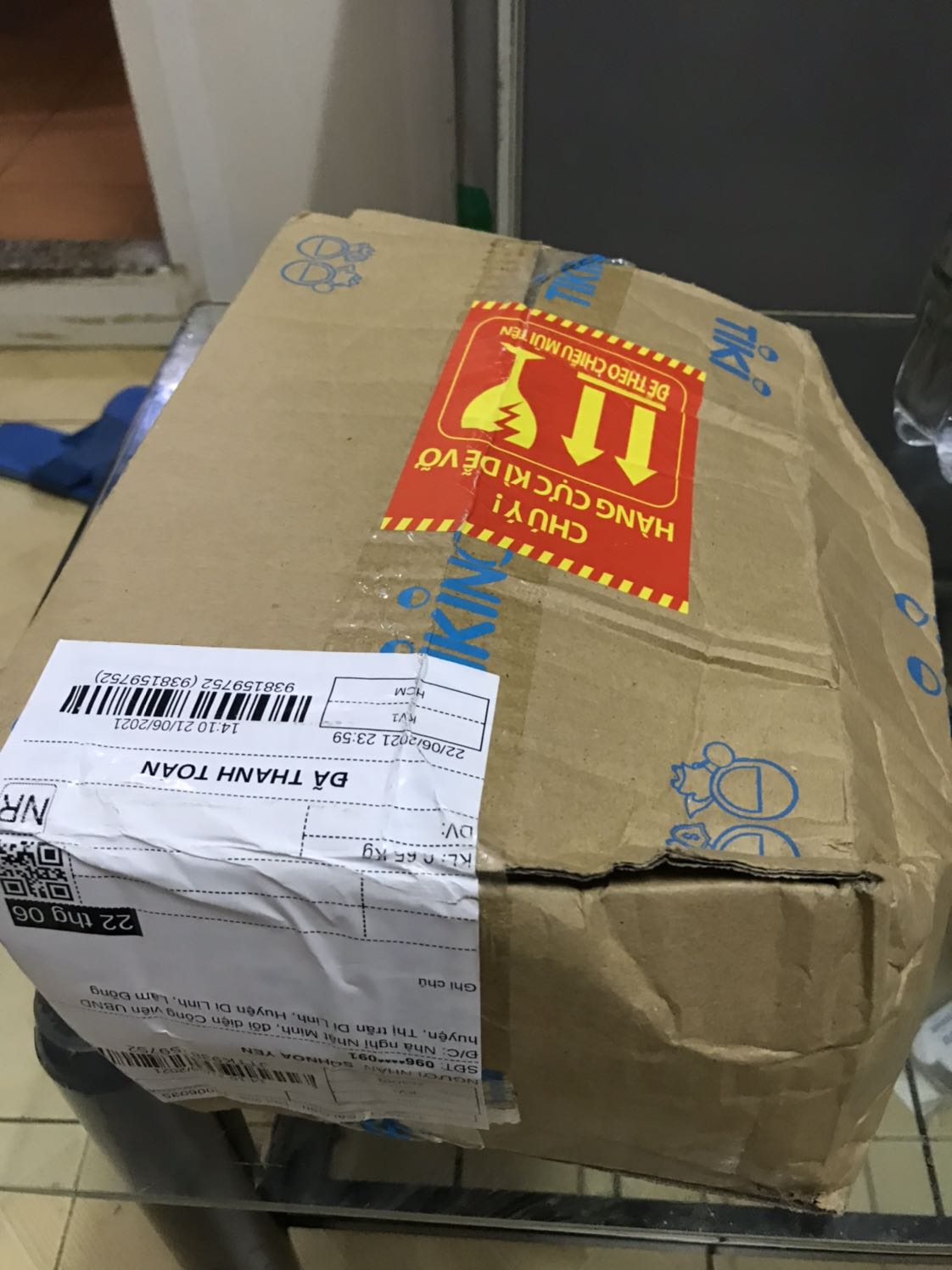 Giao hàng quá lâu, khi mình nhắn nhân viên tư vấn để hỏi tình hình vận chuyển thì được báo do dịch Covid nên chưa đóng gói (mình đặt 18/6 và tối 22/6 mình nhắn cho Tiki vì theo dõi đơn hàng thì 22/6 nhận đc), và nhân viên nói xin phép huỷ đơn hàng của mình, mặc dù mình chỉ nhắn hỏi tình trạng đơn hàng. Cơ mà thật ra vân k thấy tiki huỷ, và đến hnay thấy shipper gọi nhận hàng. Mình vẫn nghĩ sẽ cho 4 sao vì chậm chễ, mình k có nhà nên nhờ ng nhận giúp. Nhưng tối về nhận kiện hàng, muốn rớt nước mắt. Thùng hàng bên ngoài nát tươm còn thủng các kiểu. Nói chung tệ. Quá tệ. Trải nghiệm quá tệ