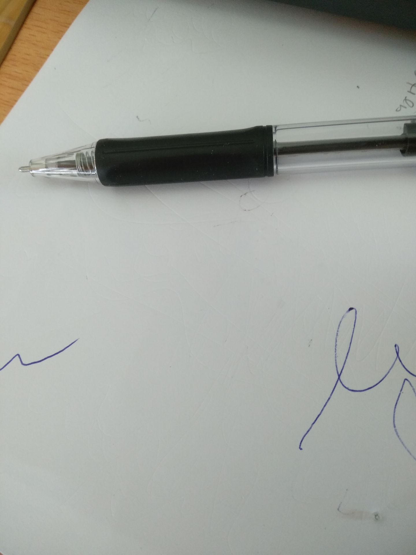 một hộp 12 cây, không một cây nào viết được :) tiki k up dc video lên nhỉ, k thì t cũng quay video cho rõ hơn r. Mộy hộp 12 cây bút KHÔNG VIẾT ĐƯỢC CÁI NÀO