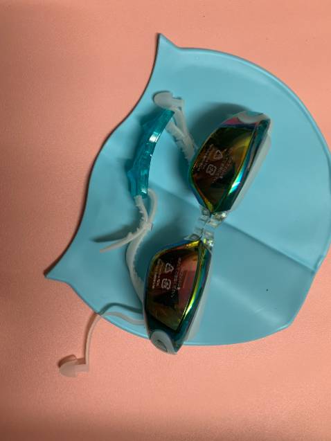 mẫu mã đẹp,  chắc chắn, bơi rất kín không bị nước vào mắt, giao nhanh, đóng gói cẩn thận