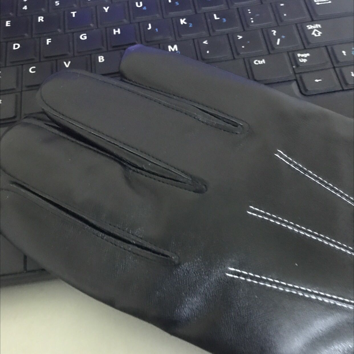 Găng tay da tốt dùng ok. Da mềm mại có lớp lót. Cảm ứng điện thoại tốt. Sản phẩm đáng mua. Ủng hộ shop 5 sao. Cảm ơn shop.