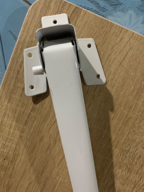 Hàng bị lỗi, không khớp lỗ để vặn ốc vào chân bàn, đã liên hệ vẫn ko thấy shop trả lời. Rất không hài lòng