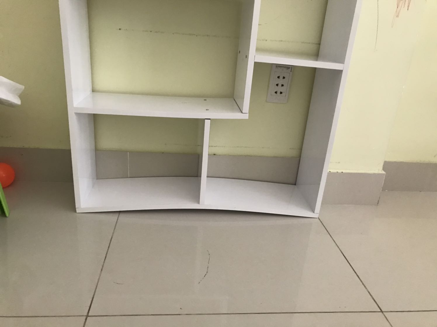 Mình đã nhận. Nhân viên giao hàng thì rất nhiệt tình. Sản phẩm đóng gói cẩn thận. 
Tuy nhiên sau khi ráp xong thì mình phát hiện mảnh số 3 và 14 bị ngắn làm mảnh 1 và 15 bị níu và cong oằn lại. Mình liên lạc bên người giao hàng thì họ bảo sẽ đổi hàng cho mình, nhưng phải đợi hết dịch họ mới làm lại. Sợ quá ngày đổi trả nên mình liên lạc tiki nhưng thấy tiki phản hồi có vẻ chậm, e*** bảo sẽ giải quyết trong vòng 24h kể từ lúc nhận *** nhưng hơn 24h vẫn chưa thấy, gọi trực tiếp thì nhân viên tư vấn bảo họ vừa gọi trùng với lúc mình bấm số gọi tổng đài tiki, rồi bảo mình cầm máy đợi. Rồi cầm máy đợi cả buổi tối không thấy gọi đâu. Tất nhiên biết có thể nhân viên các bạn nhiều việc, nhưng chúng tôi mua hàng qua mạng mà sản phẩm có lỗi gì đó thì chúng tôi cũng rất nóng ruột vì sợ mình bỏ tiền ra mà lại mua về một sản phẩm không dùng được. Mong tiki sớm giải quyết cho tôi!