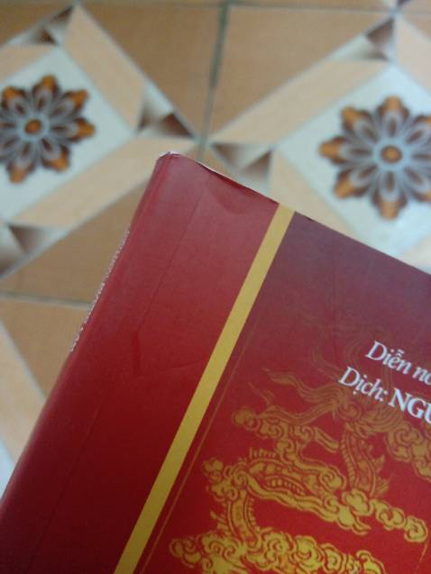 Nội dung thì chưa đọc kỹ. Nhưng mà có thể do vận chuyển k cẩn thận nên bìa sách bị móp nhiều. Sách nhìn có vẻ không còn mới lắm