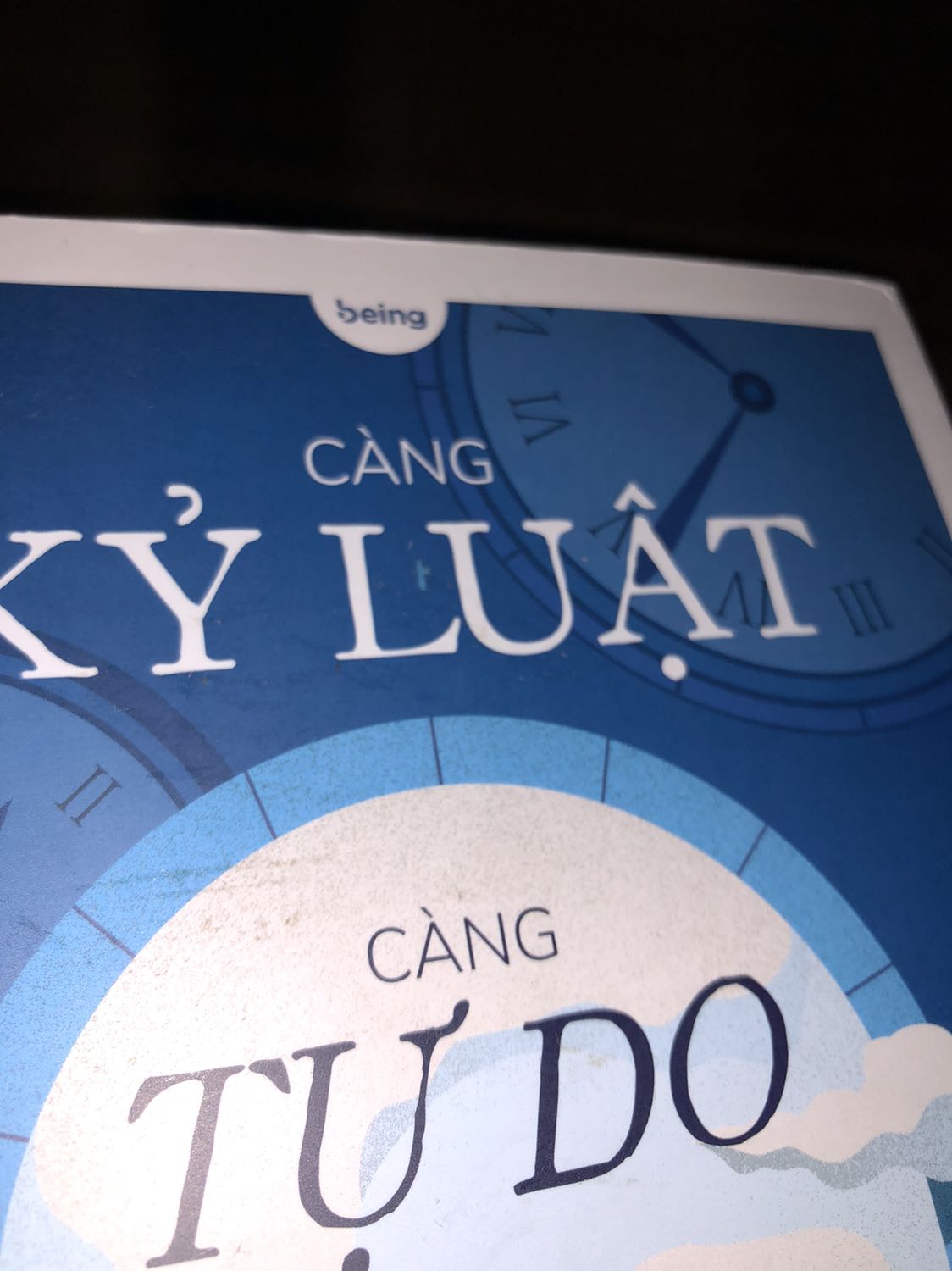 không seal bảo quản, không bọc gì hết chỉ để trần như thế rồi không biết nhà bán hay giao hàng làm gì mà cuốn sách mình nhìn thê thảm lắm, may là vẫn fix được. Trong hình không thể nhìn kĩ được nhưng mong Tiki cải thiện việc đóng gói sản phẩm giúp mình