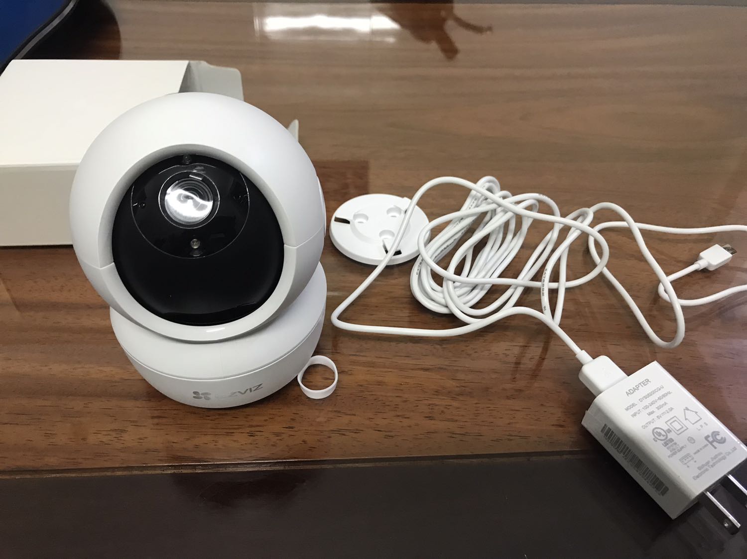 Cài đặt camera cũng khá dễ dàng, kết nối wifi nhanh. Dây sạc dài nhất trong các loại camera mình từng mua. Chất lượng hình ảnh chỉ nhỉnh hơn loại 2M chút ít chứ không thật sự rõ nét như mình mong đợi, với giá 700k thì như vậy là tạm ổn. Xử lý chói nắng không tốt như quảng cáo đâu nhé, nên cân nhắc vị trí góc đặt khi quay cam từ nhà ra đường