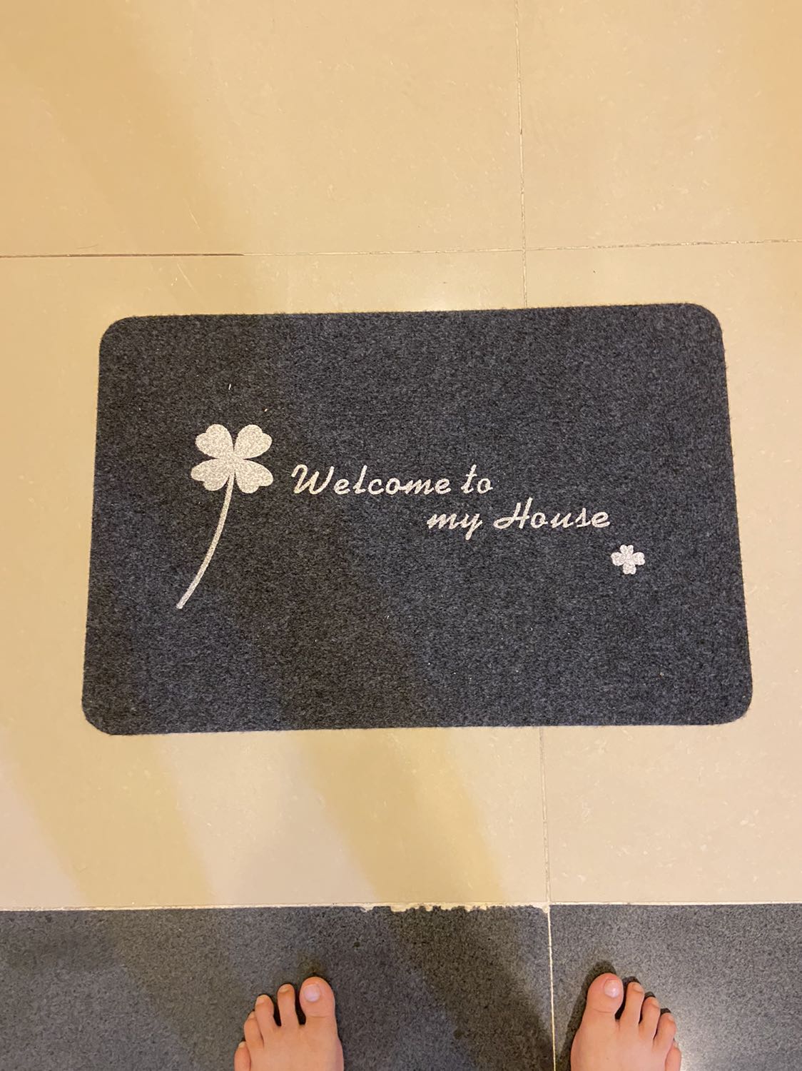 Độ bám chống trơn trượt tốt, màu nâu ở ngoài nhìn tối ko được đẹp lắm