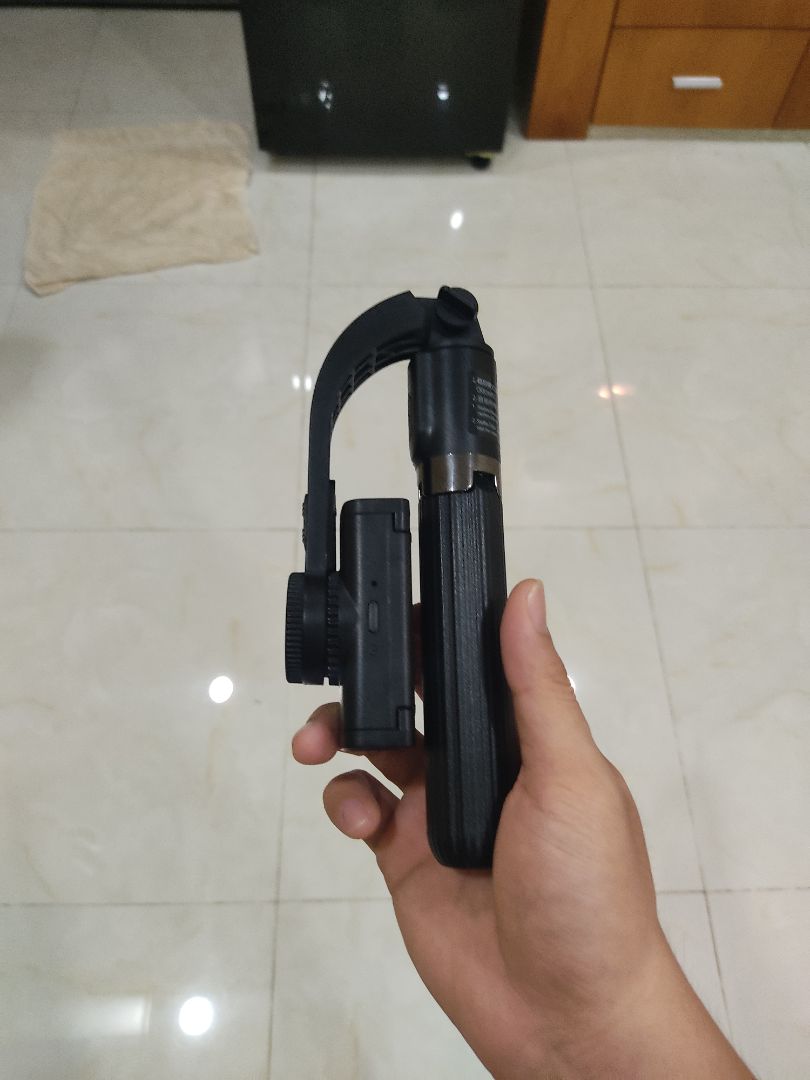 rất cứng cáp, cầm chắc tay
bluetooth sử dụng rất nhạy, độ trễ chỉ tầm 1s.