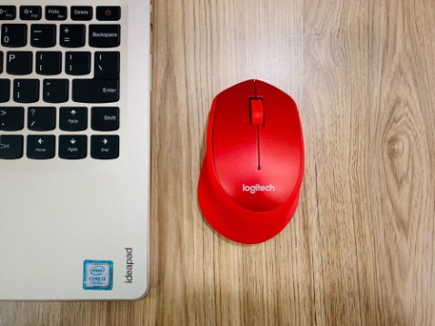 Xuất sắc, không hiểu vì sao trước đây mình cứ mãi chần chừ k mua mà vẫn tiếp tục dùng con chuột hỏng…
Màu trên hình hơi rực, thực thế màu đỏ nhạt hơn, tuy nhiên cũng đủ nổi bật để thu hút ánh nhìn cũng như tạo thêm cảm hứng làm việc.