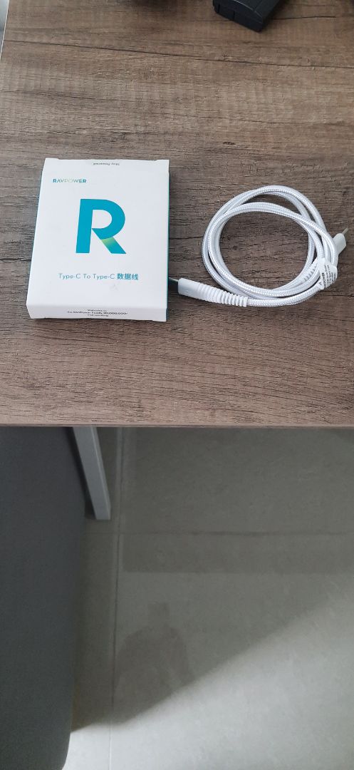 Dây bọc vải dù màu trắng rất đẹp , dài 1M thôi ,vừa đủ xài.Mình mua xài chung cho củ sạc RAV mới mua cách đây gần tháng cho đồng bộ