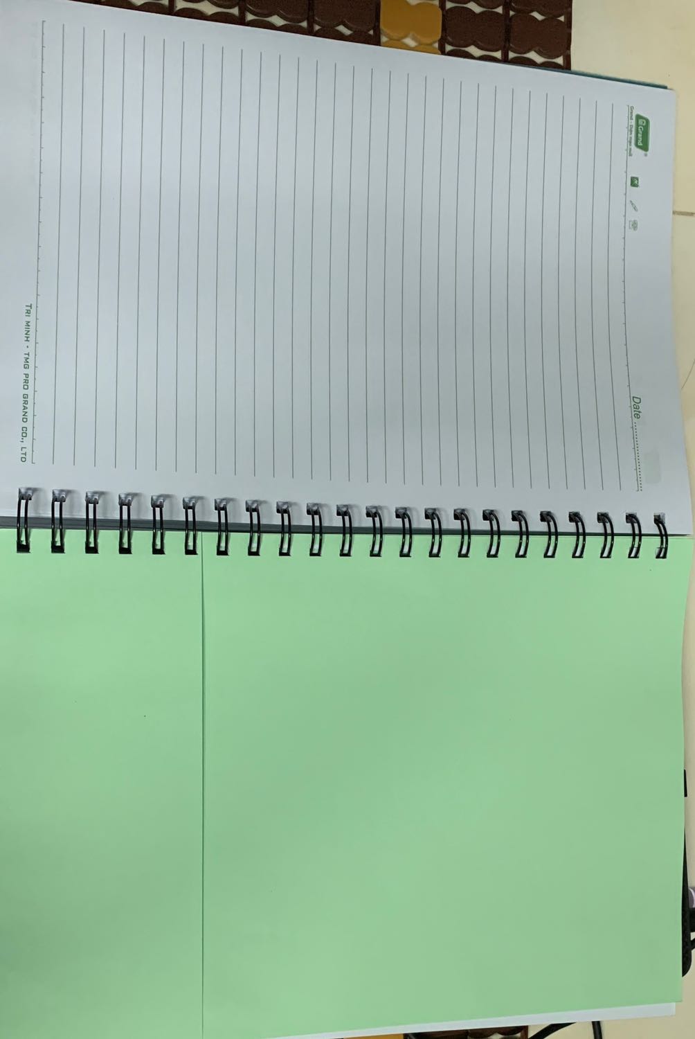 Quyển gáy lò xo dễ dùng, có các tấm cách thành 4 ngăn tiện chia theo chủ đề để ghi chú. Bìa ngoài bằng nhựa sẽ hạn chế gãy bìa tập