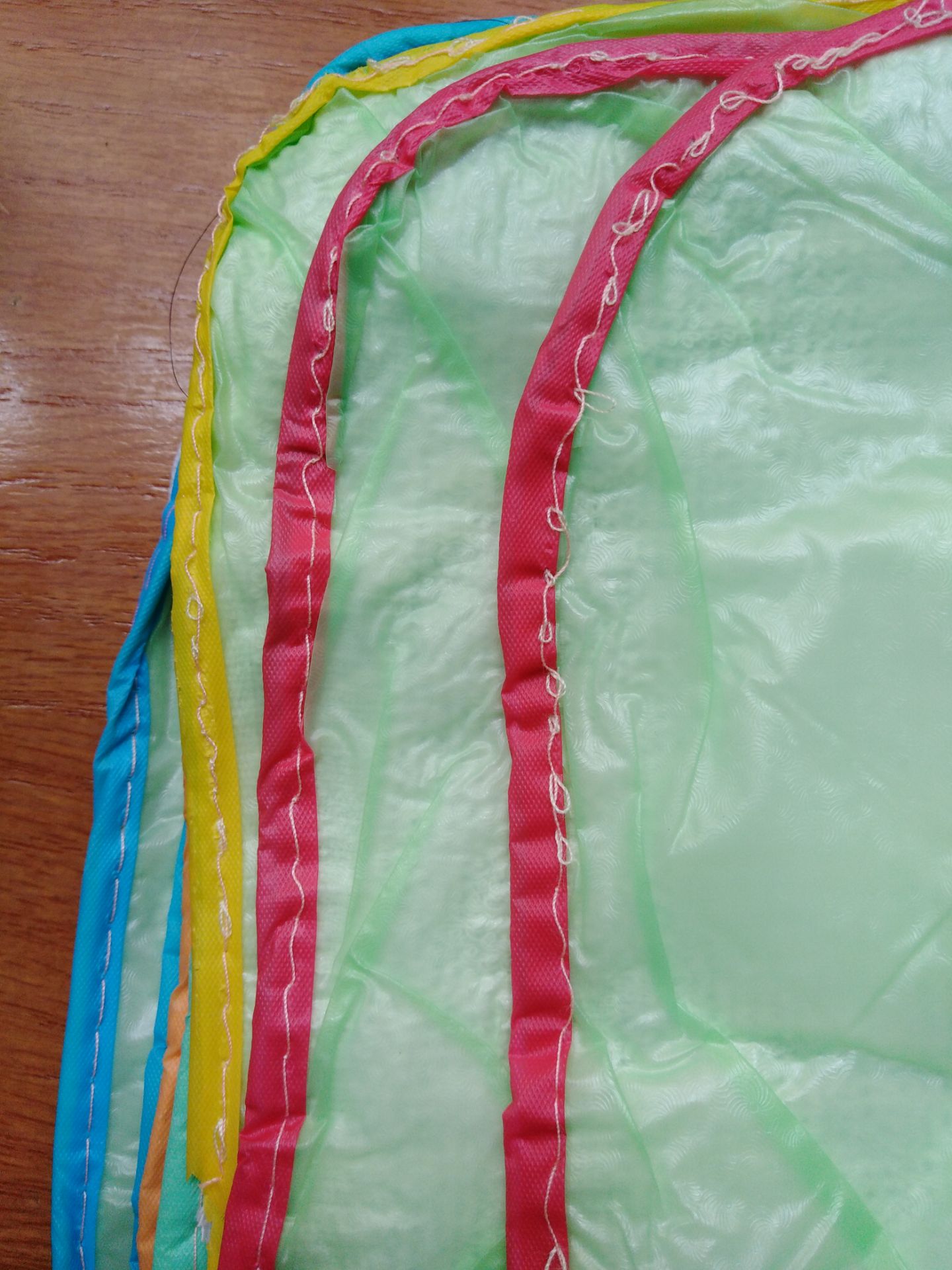 Sản phẩm quá tệ, lớp nilon nhăn nhúm, đường may quá xấu, hàng mới về mà đã sắp bung chỉ rồi.
Xin gửi trả hàng.