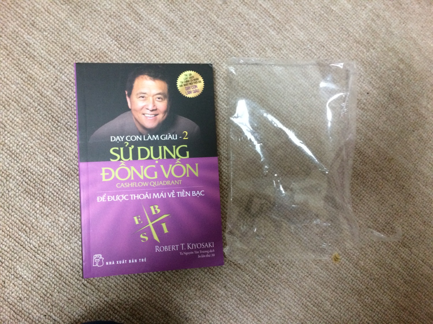 tổng thể thì rất tốt. sách cầm rất nặng tay mình rất thích điểm này. tuy nhiên có 2 quyển chắc lô khác đóng nên cầm nhẹ hơn. đóng gói rất cẩn thận mỗi quyển đều được bọc nilon. mình rất hài lòng.