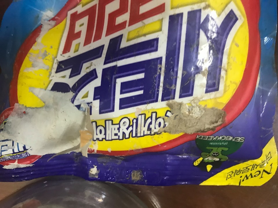 Tôi mua bộ ba gói thì một bộ nguyên vẹn còn một bộ băng dính bị bục ra và bao bì hơi rách chưa kể bên ngoài vô cùng bẩn toàn đất như kiểu hàng bị rơi xuống bùn vậy. Tôi đã mua sản phẩm này nhiều lần ,nói chung hàng dùng ổn, chỉ có lần này bị như vậy. Đề nghị Tiki kiểm tra hàng kỹ trước khi đóng gói .