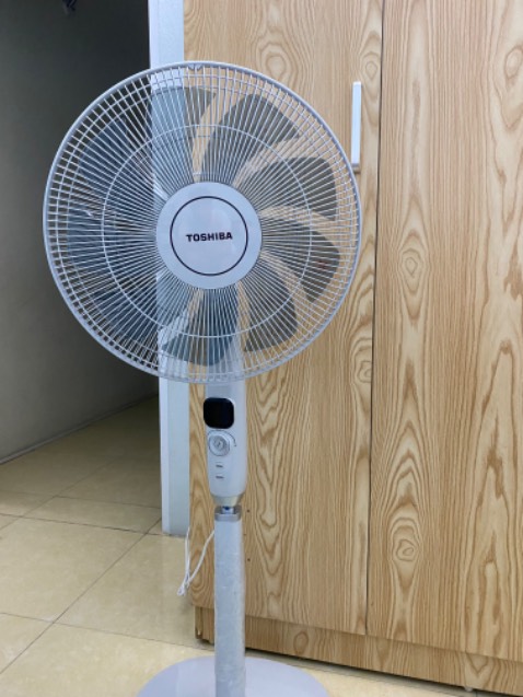 Mẫu mã đẹp, động cơ inverter tiết kiệm hơn với loại thông thường. Thiết kế hơi nhựa và không được chắc chắn lắm nhất là phần điều chỉnh độ co