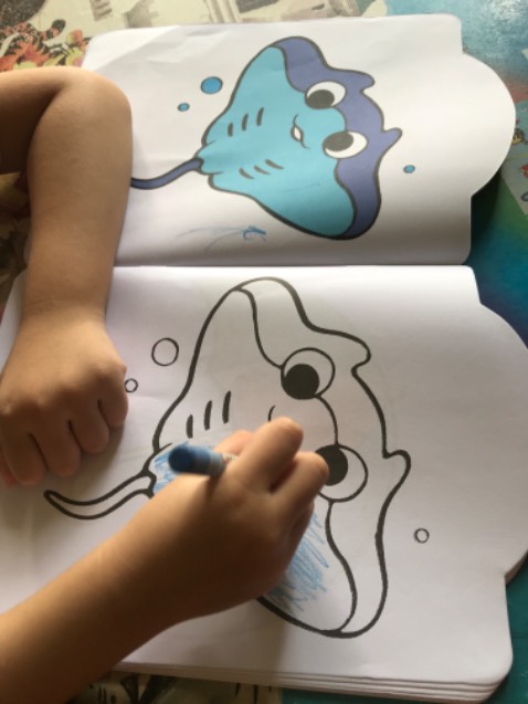 Nội dung sách phù hợp lứa tuổi, bé rất thích, mình mua nguyên bộ 10 cuốn giá tốt hơn mua lẻ bé tha hồ tô màu