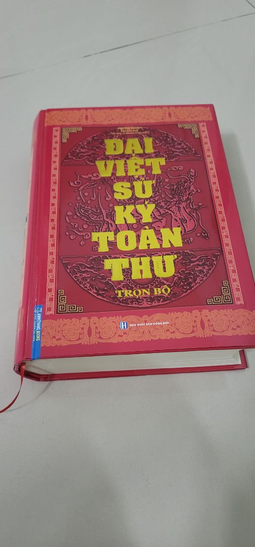 Sách dày, cầm năng tay ! Tác phẩm lịch sử đồ sộ của Việt Nam, ghi chép đầy đủ chi tiết các triều đại, chỉ đáng tiếc là mới đến năm 1675. Sách dày, cầm năng tay ! Tác phẩm lịch sử đồ sộ của Việt Nam, ghi chép đầy đủ chi tiết các triều đại, chỉ đáng tiếc là mới đến năm 1675.