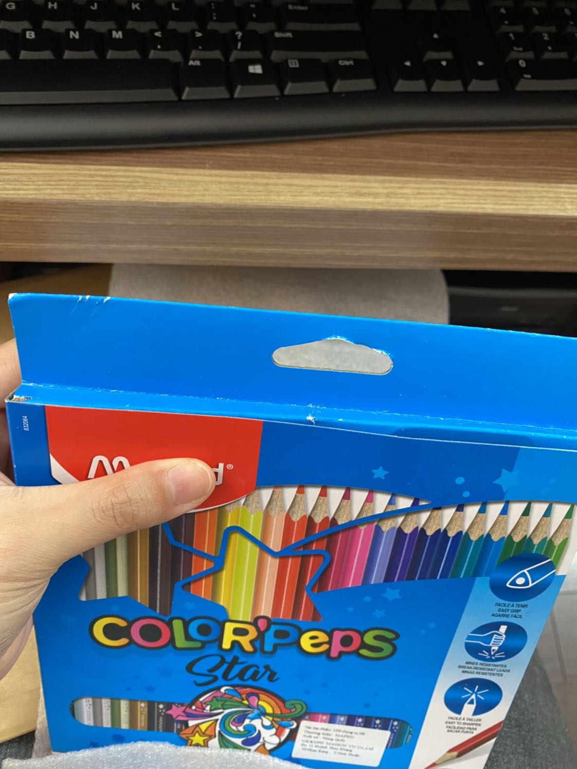 Đóng gói thì cẩn thận, nhưng mà mở ra thì hộp màu nhìn cũ mà bụi nữa