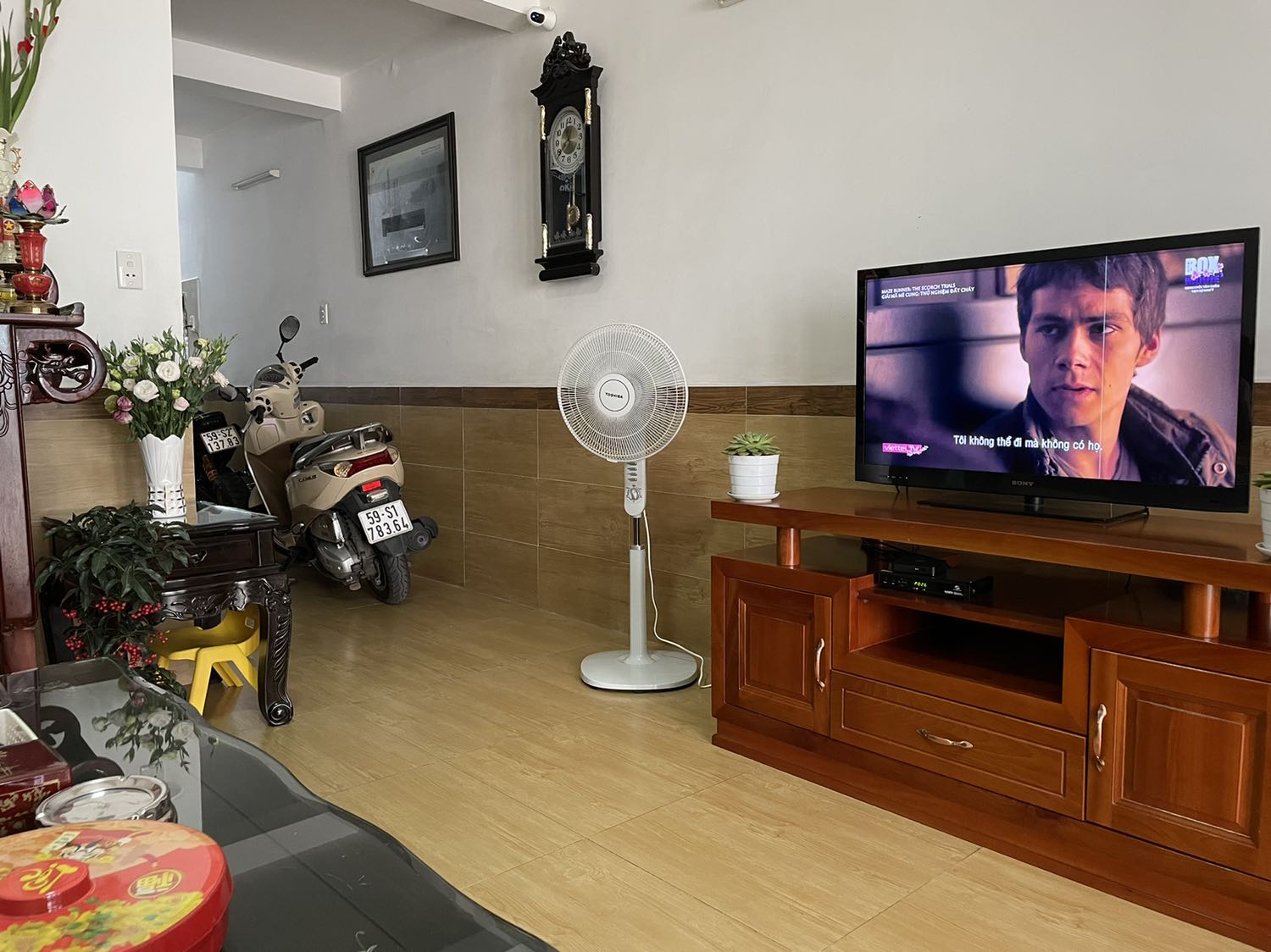 Quạt đẹp hơn trên hình quảng cáo, màu sắc hài hoà với không gian, lắp ráp đơn giản nhanh chóng trong vòng 10 phút theo hướng dẫn sử dụng kèm theo.
Cảm nhận ban đầu là quạt khá chắc chắn, hoạt động êm ái và chắc sẽ bền do là quạt cơ hoàn toàn, không điều khiển từ xa. Quạt đạt 5 sao tiết kiệm điện nên càng hài lòng.
Tiki giao nhanh, đóng gói cẩn thận.