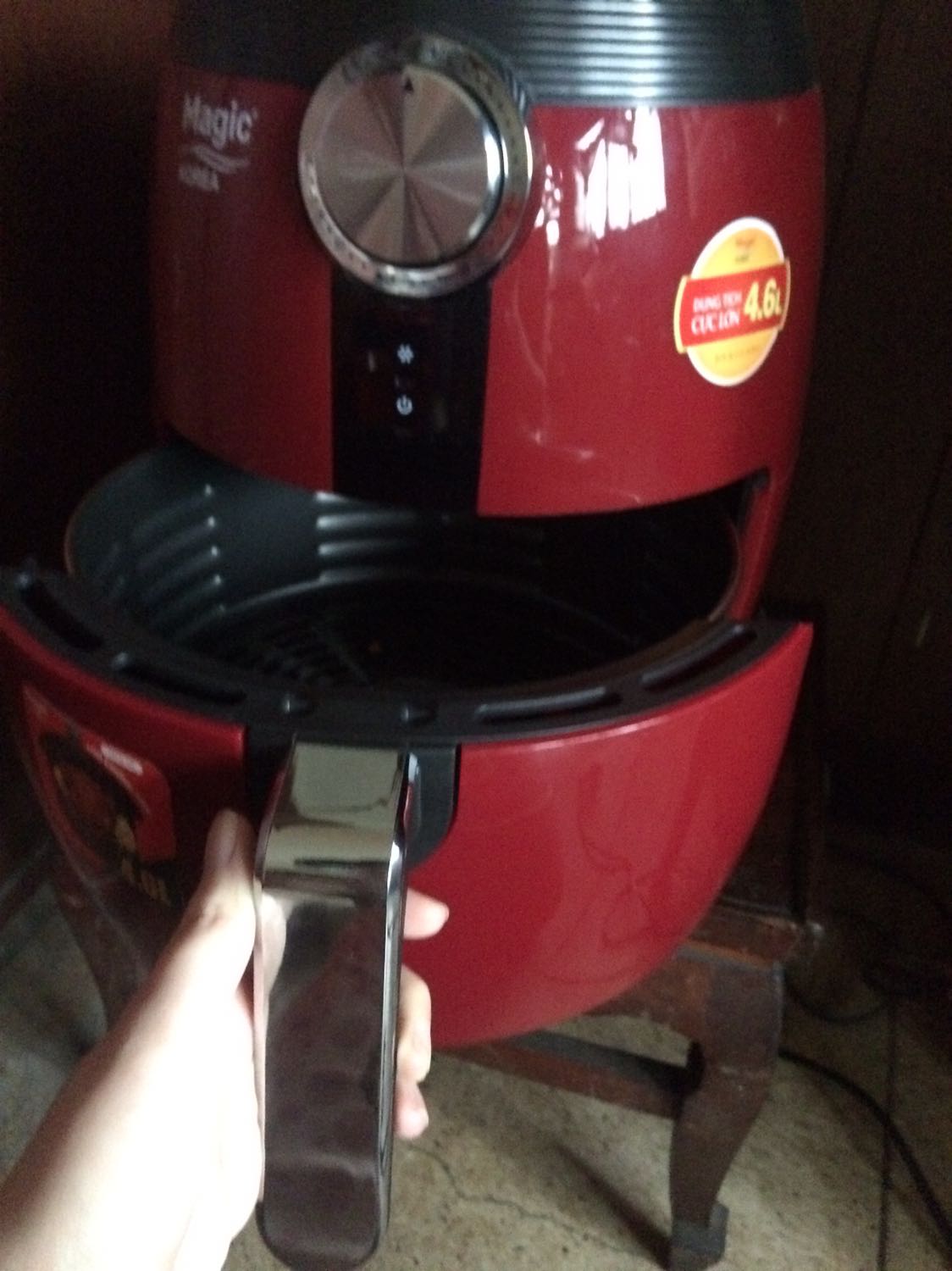 Về mẫu mã: Nồi to, màu đỏ, sang trọng. 

Chất lượng sản phẩm: Nồi rất tiện dụng, nấu ít tốn dầu, dễ tháo rửa để vệ sinh. Có thể làm được nhiều món, ngoài chiên cá, nướng bánh còn có thể rang đậu phộng, làm khoai tây chiên mấy món ăn vặt. Nồi sử dụng cũng dễ dàng. Giá cả cũng mềm so với những bạn muốn mua sử dụng mà tiết kiệm. 

Đánh giá sản phẩm :
Chất lượng sản phẩm : 10/10 
Chất lượng dịch vụ : 10/10

Lý do muốn sở hữu món hàng:

Tiền gas tăng, xài sang điện cho tiết kiệm :))). Nồi cũng có công dụng đa năng đỡ phải mua thêm lò nướng. Vừa dễ xài vừa tiết kiệm tiền. 

#tikivn#tikireviewt10