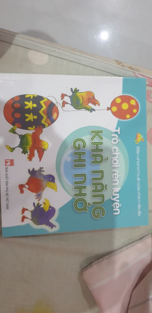 sách đơn giản, các trò chơi bé rất thích, mình mua cả bộ cho con chơi, bé chơi hoài ko chán, sách giúp tập trung hơn và có thể tạo thói quen học cho bé từ mẫu giáo