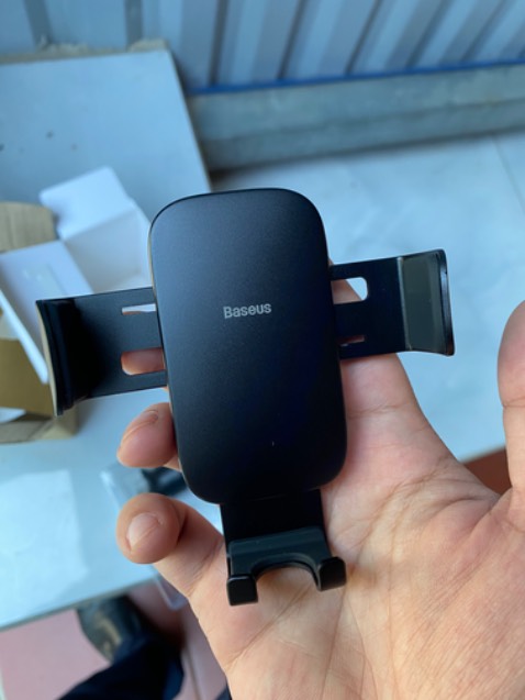 Trông có vẻ chắc chắn nhưng gắn vào khi đi đoạn đường xấu nó rung nhiều kêu lạch cạch rất khó chịu.