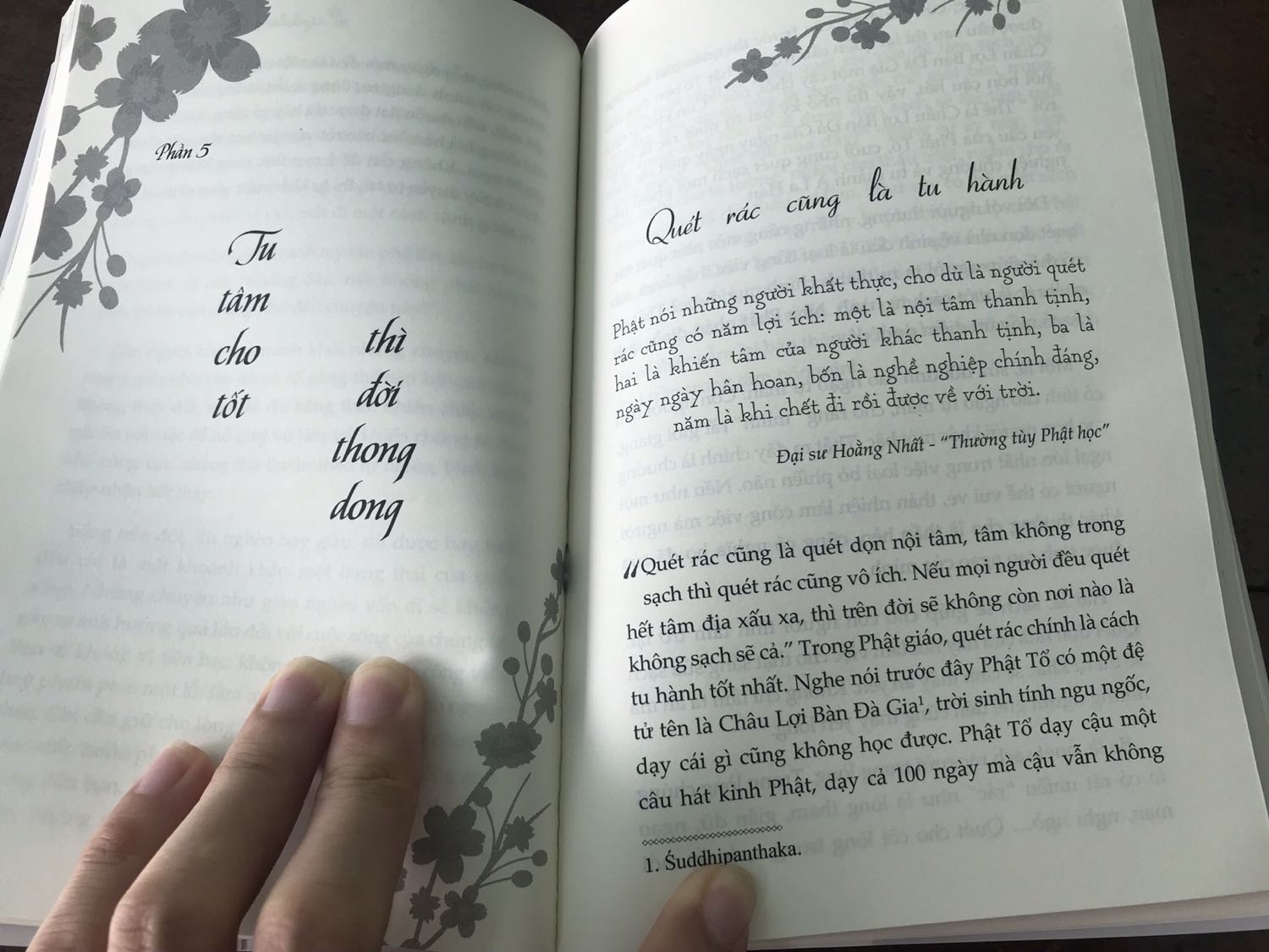 🍎Cuốn sách thay đổi cuộc đời.

☘️Ngôn từ sách cực kì dễ đọc, dễ thấm, gần gủi không có màu mè học thuật, rất cảm ơn người dịch về kiến thức và cái tâm để lại trong cuốn sách.

Đây là cuốn sách mà 1 năm mình phải lấy ra đọc lại 1 lần, có thể cả đời đọc nó vẫn thấy hay.

Lúc đầu thấy tên sách mình chỉ nghỉ là nó nói về cách là sao để loại bỏ nóng giận, nhưng thật ra còn nhiều hơn thế, nó thiên về hướng phát triển bản thân và phật giáo.

Sách nói về:
Kỷ luật bản thân
Buôn bỏ những thứ k cần thiết.
Sống tối giản.
Cách suy nghĩ tích cực.
Không sát sanh
Phải biết quý trọng thời gian.
Và còn rất rất nhiều thứ khác.... Ai đã lớn, đã biết suy nghĩ thì phải nên đọc cuốn sách này 1 lần trong đời, ít nhất là 1 lần, nhiều nhất là "n" lần.😆