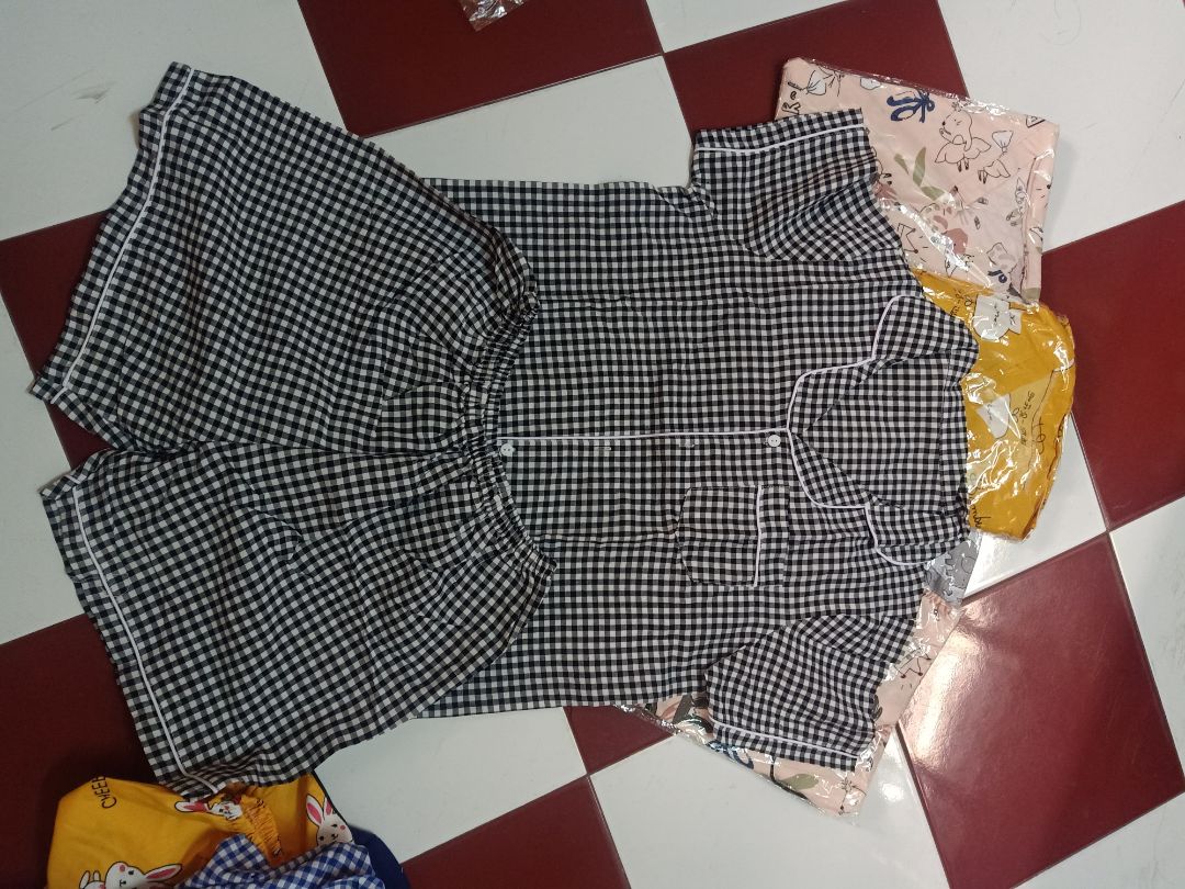 Hàng được như hình, hàng ko có đường may, chỉ vắt sổ Hàng được như hình, hàng ko có đường may, chỉ vắt sổ