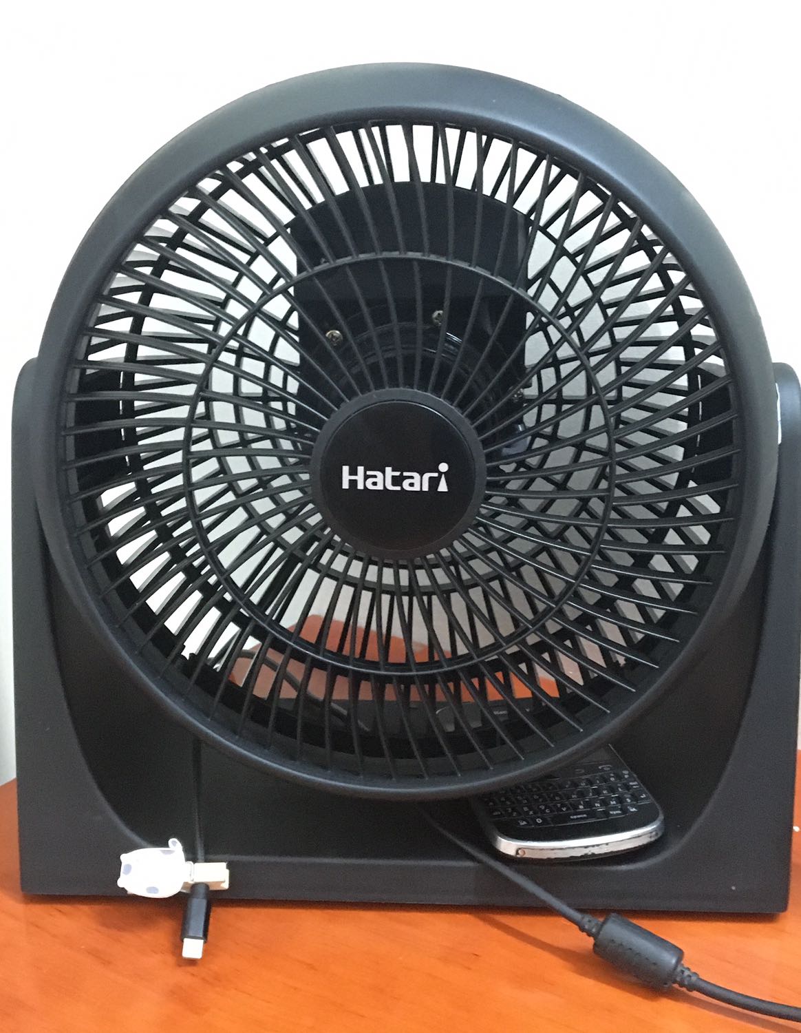 Shop nên cho khách hàng chọn màu, thích màu trắng nhưng ko đc giao.  Chất lượng tốt nên, chắc chắc, quạt nhẹ nhàng, tiêu thụ ít điện năng.... hài lòng