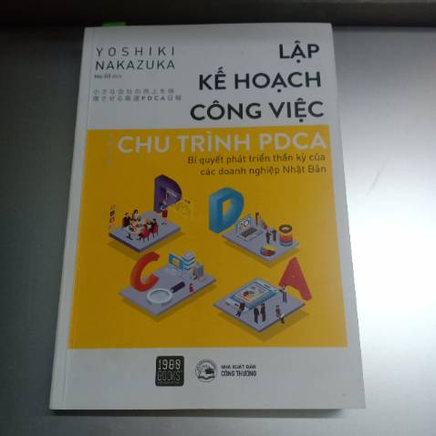 Con người là động vật theo đuổi mục tiêu. Chỉ với việc nỗ lực để có thể đạt được mục tiêu, thì cuộc đời mới có ý nghĩa.- Aristotle.

Đây là cuốn sách mình đánh giá khá hay về cách lập kế hoạch báo cáo ngày. Nó không chỉ gói gọn trong việc làm báo cáo ngày của cá nhân theo năm- tháng- ngày. Mà còn áp dụng trong công việc, theo dõi thật chi tiết từng hạng mục. 
Mặc dù đây là thời đại công nghệ, có rất nhiều công cụ và website hỗ trợ mọi người làm việc và dõi tiến độ. Nhưng có lẽ các công cụ vẫn không thể nào chi tiết được như con người, khi bạn tự tay ghi lại từng cảm nhận về hạng mục đó là tốt hay chưa tốt, cần cải thiện để tiếp tục tiến lên hay dừng lại và chuyển sang hạng mục khác.
Phần đầu tác giả giới thiệu về báo cáo ngày áp dụng theo mô hình PDCA, phần sau là các ví dụ về từng đối tác mà tác giả đã làm việc, áp dụng mô hình PDCA linh hoạt theo từng loại công ty ( bán lẻ, kinh doanh online, nhà hàng ..) và kết quả đạt được. Phần cuối là lời khuyên của tác giả và 49 câu hỏi để giúp bạn đào sâu vào ngành hàng và hiểu rõ hơn về khách hàng mà bạn đang làm việc. 

Mình nói hơi dài nhỉ..hihi, mình thấy rõ bản thân vẫn đang quá hời hợt trong công việc nhưng chưa biết làm sao để cải thiện thì cuốn sách như luồn gió khiến mình biết nếu muốn làm gì thì đừng chỉ vạch kế hoạch mà phải làm thật chi tiết và áp dụng triệt để mô hình PDCA ( Plan- Do- Check- Action)

Think Big- Start Small