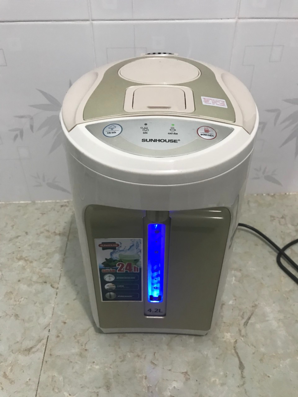 Mình thuỷ điện Sunhouse này nhìn rất đẹp,chất liệu nhựa tốt,lòng đựng nước ở trong bằng INOX 304,cột báo mực nước phía trước có đèn dễ quan sát vào ban đêm xem coi có còn nước hay không...Mong là Sunhouse sẽ sản xuất thêm những thiết bị điện chất lượng như thế nữa.