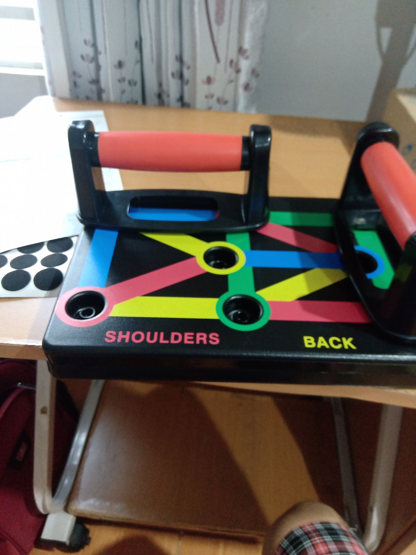 hàng khi ship tới thì hộp đã bị hư hỏng khá nhiều. Chắc do về vấn đề vận chuyển mùa dịch nên hàng hư hại cũng may không hỏng hóc bên trong, nhờ tiki xem lại phần mày giùm mình nhé. Về sản phẩm thấy chắc chắn, giống quảng cáo :)) nhưng chất lượng xem qua là okay đấy, còn bền lâu hay không là chuyện khác. Thử xong sẽ rõ. Cảm ơn nhà cung cấp, Tiki và các anh shipper nhé. Mọi người vất vả rồi ạ