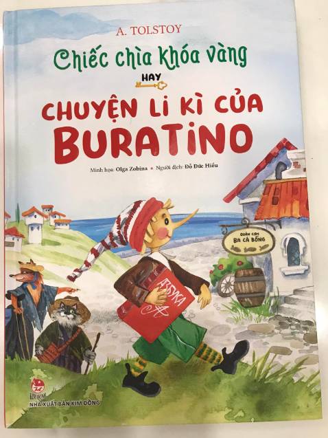 Cuốn sách đẹp. Bìa cứng, giấy giày. Các tranh minh họa đều có màu và sống động. Theo như mẹ mình kể thì đây là truyện cổ tích của tác giả Nga viết phóng tác từ truyện Pinocchio, cũng về cuộc phiêu lưu của cậu bé người gỗ. Cốt truyện thú vị và phù hợp với mọi lứa tuổi.
