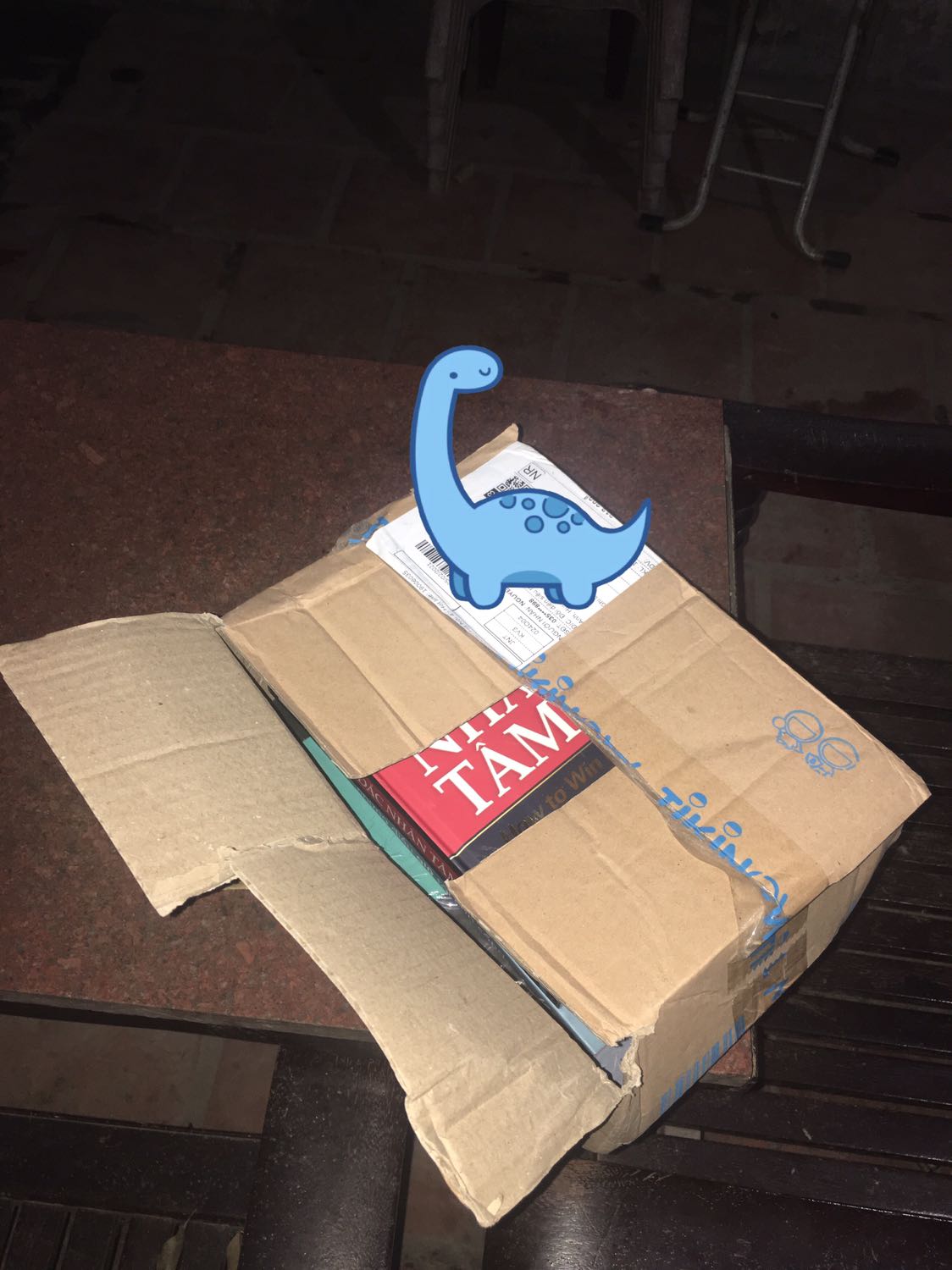 Mình k ở nhà, nhờ ngừoi nhà nhận hộ thì hộp như thế này đây, mở ra được luôn. Một bên bìa hộp thì rách đôi (có video nhưng ở đây k có mục up vid). Sách thì có vết như kia. Nhìn ảnh thì cũng bình thường y thực tế nhìn ở bên ngoài và bản thân lại là người đi mua sách mới mà bị như vậy rất là hkhó chấp nhận. Mong Tiki xem xét lại khâu đóng gói hàng và nhân viên giao hàng.