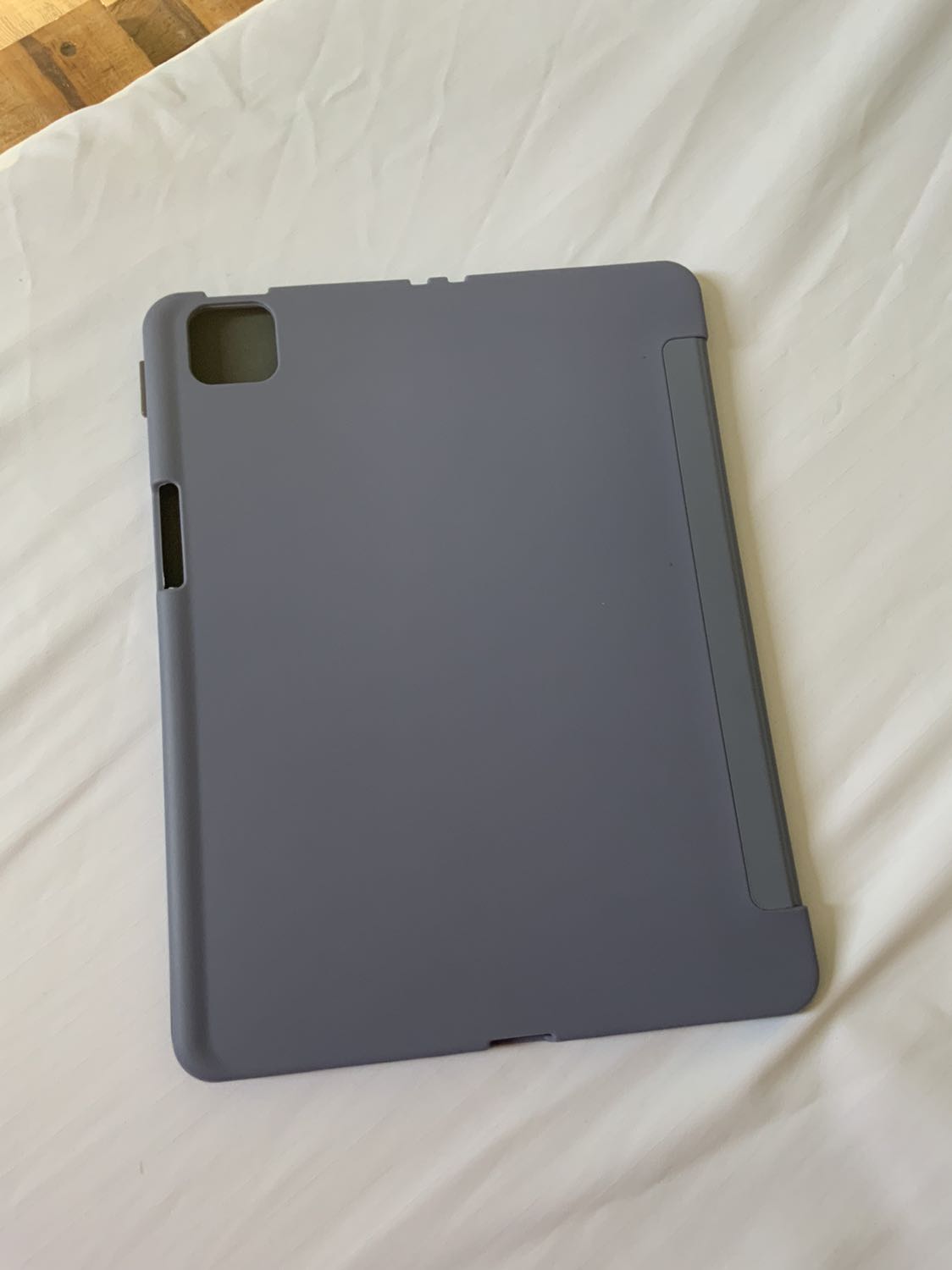 Giao hàng nhanh, hàng không bóp méo. Màu xám không giống như hình, nam châm yếu nhưng vẫn giữ đứng khá ổn. Phần nắp thì hoàn toàn không bám vào màn hình.