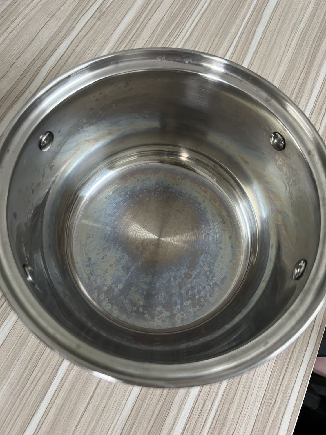 Nồi bé nhất mình dùng mấy hôm là bị như hình. Tuy nhiên mình thấy không ảnh hưởng đến quá trình nấu ăn và mùi vị món ăn, không biết tương lai thì có ảnh hưởng gì không.
Trừ vấn đề trên thì mình đánh giá là mua hộ nồi này xứng đáng, nấu ăn rất tiện lợi. Có 3 kích cỡ nên rất tiện trong quá trình nấu. Nắp kính thuỷ tinh trong suốt, núm vàng nhìn rất đẹp và sang.