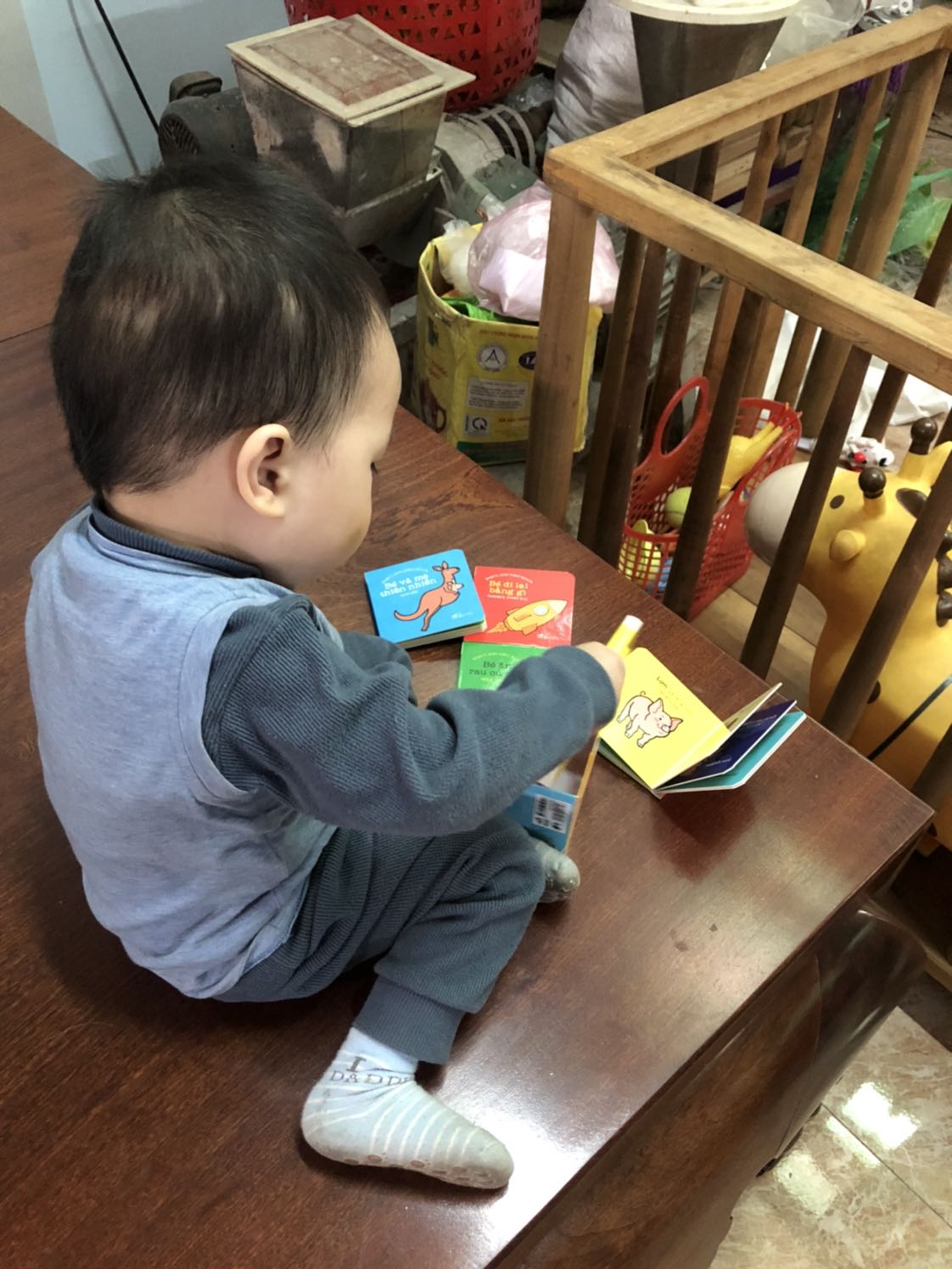 Sách nhỏ gọn vừa tay em bé, chất liệu bìa cứng rất phù hợp, ko lo các bé quăng quật, xé nên có thể cho trẻ thoải mái lật giở các trang, xem đi xem lại nhiều lần