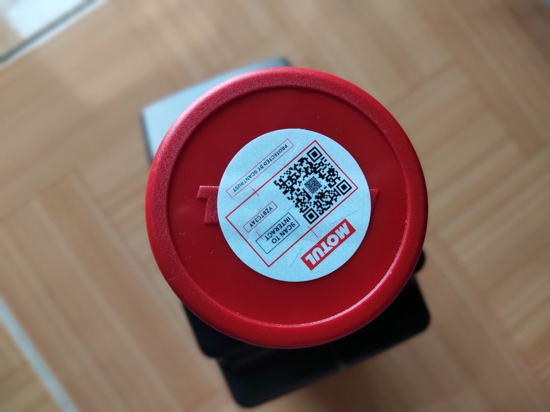 Đóng gói cẩn thận, ngoại quan chai  mới, bơm căng. Mã vạch scan cho ra thông tin dẫn về trang chủ motul. Hạn sản xuất gần với thời điểm đặt hàng (< 01 tháng). Màu nhớt vàng ánh, mùi thơm nhẹ. Chất lượng, hiệu năng nhớt trong quá trình vận hành xe sẽ đánh giá lần đặt hàng sau nếu sản phẩm tốt !