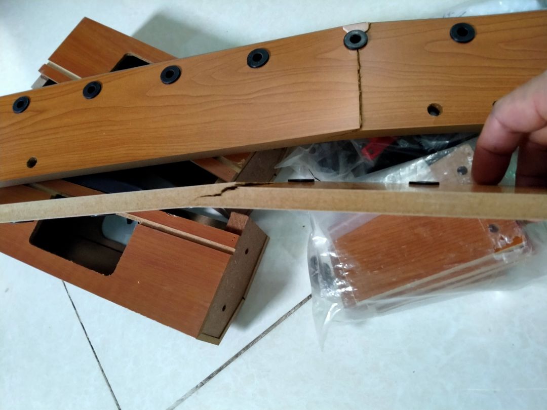 Mình vùa nhận hàng mở ra đã gãy hai miếng bên hông. Shop đổi giúp mình nhé,