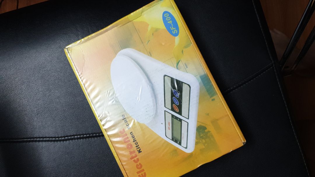 Mình đặt sản phẩm cân SF-400, 7Kg bên nhà cung cấp Tiện ích 1708 thì sản phẩm giao đúng hẹn nhanh chóng, không bị cấn móp hay va đập, có bao gồm 2 cục pin AA như trên hình. Do cân bằng nhựa, hơi nhẹ, nút bấm cũng tạm thì vừa với số tiền bỏ ra. Cân cân khá chính xác, kích thước hơi to nhìn thô nhưng phù hợp cho những ai cần cân thực phẩm ăn uống luyện tập.