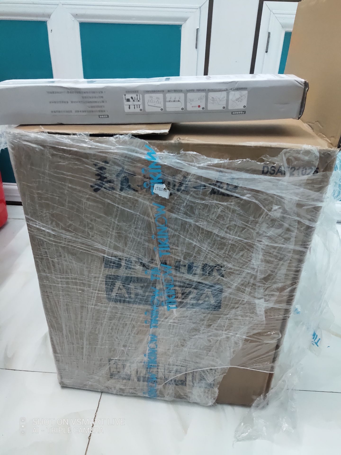 Nồi đẹp xịn xò, mình mua lúc giảm giá nên giá thấp mà lại tốt. Chỉ có quyển hướng dẫn sử dụng và hướng dẫn nấu ăn toàn tiếng Hồng Kông không có tiếng việt nên phải mày mò trên mạng coi cách sử dụng. Chấu nồi là loại 3 chấu nên cần có phích cắm 3 chấu. Mình đang cắt vài lát chanh để khử mùi cho nồi, chuẩn bị làm món gà nướng.