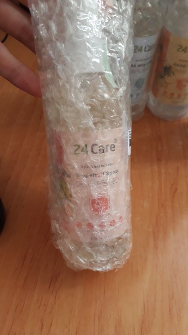 Bên shop có rất nhiều loại xịt tinh dầu, vô tha hồ chọn, mỗi tội đau ví quá. thấy xịt tinh dầu này rất hay, mình ko có máy xông nhưng rất thích ngửi mùi tinh dầu nên mấy chai này rất đúng đúng ý mình, tiện, muốn thơm thơm xịt phát là xong.