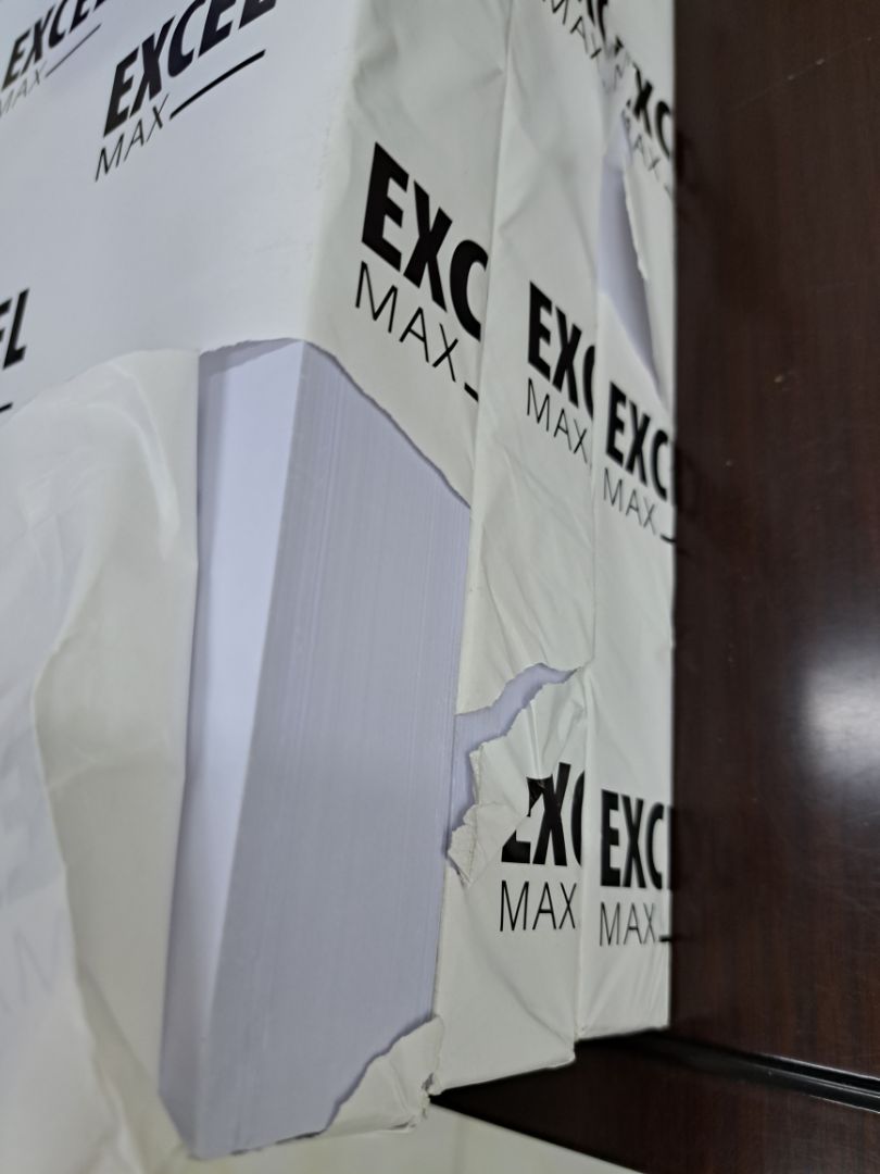 Mình mua giấy bãi bằng màu ngà, shop giao giấy trắng ,đóng gói bằng thùng, trên thùng có tem k phải tên mình, sao kỳ vậy shop, yêu cầu đổi lại gấp