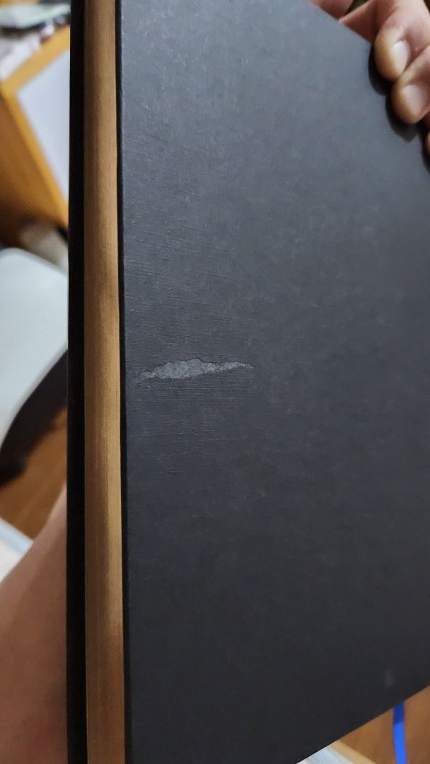 Đóng hàng càng ngày càng tệ hại và thiếu tôn trọng khách hàng. 2 bộ sách giá trị như thế mà đóng trong mỗi cái thùng giấy mỏng dính, không có bất kỳ vật gì chèn chắn bảo vệ. Đổi trả lần thứ 2 vẫn không cải thiện, sách vẫn móp hết, hộp giấy thì rách góc. Ôi tiki ơi!