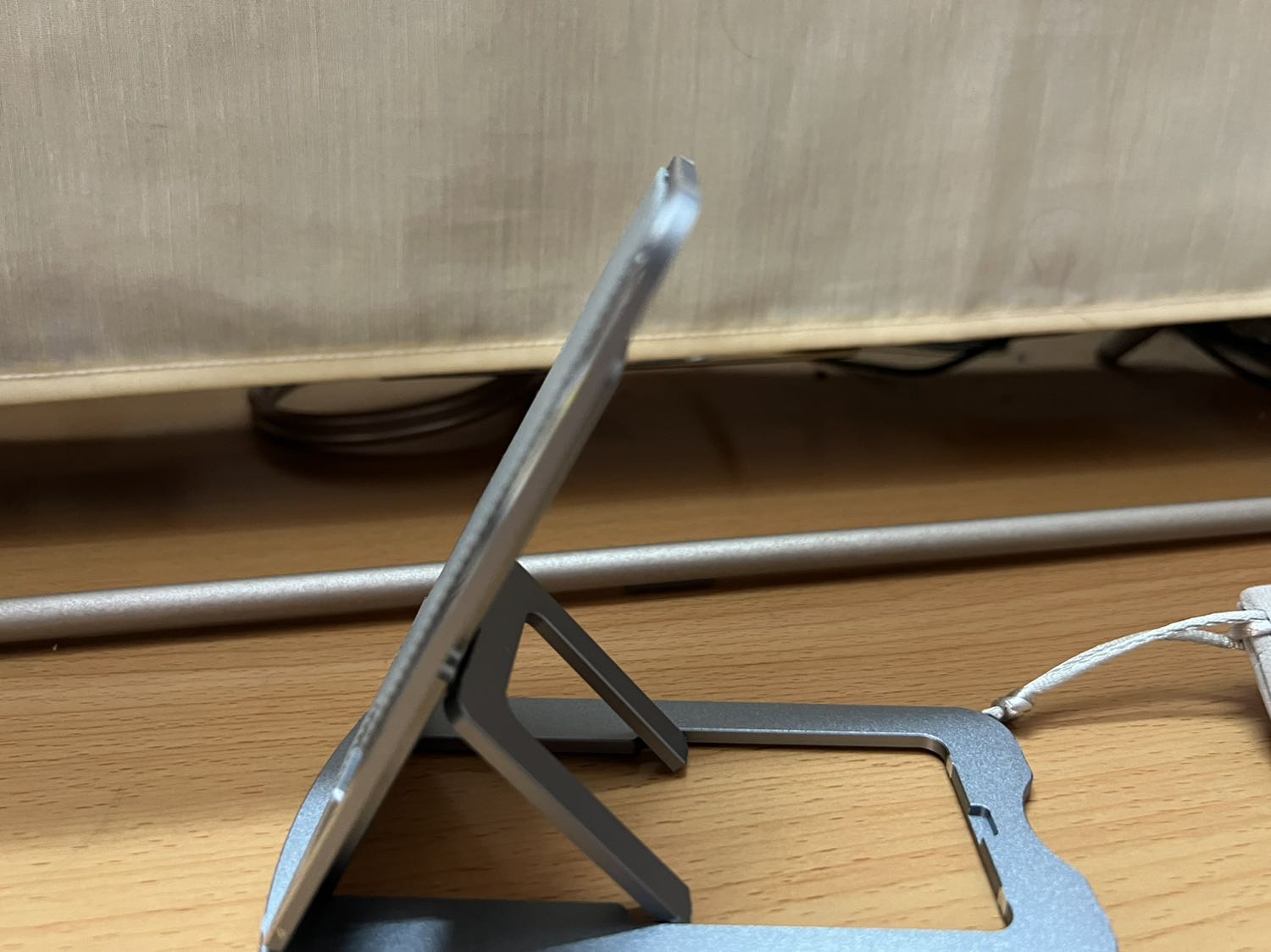 Đóng gói kỹ lưỡng, sản phẩm như hình, giao hàng trong hạn. Màu xám, hợp kim nhôm chắc chắn, không trầy. Có bao nhung cho giá đỡ nhìn sang trọng