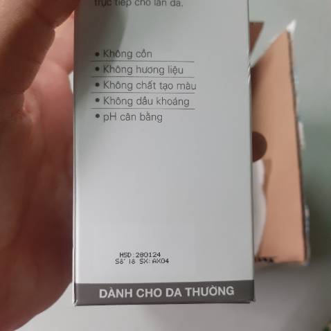 Tiki giao hàng siêu nhanh, dù mình chỉ đặt gói giao bình thường mà hai tiếng sau khi đặt hàng đã có. Sản phẩm còn nguyên, hạn sử dụng lâu. Lotion này mình dùng đã mấy năm, công dụng cấp ẩm tốt, thấm nhanh khi apply lên da. Chỉ cần 2-3 giọt mỗi lần sử dụng là đủ.