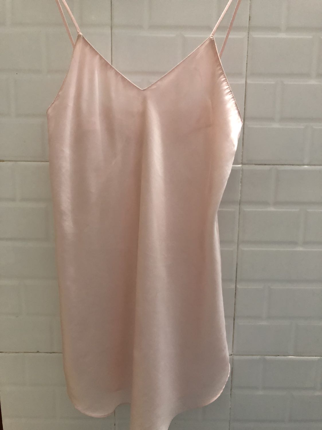 Mua về 3 ngày rồi mình mới có tg thử sp. 
- Ủi Ko thẳng được đồ, chỉ đồ mỏng thì tạm ổn.
- Cảm nhận mình thì công suất thấp chứ ko cao như đã giới thiệu
- Cầm nặng mỗi tay, lượng nước thì ít 
- Mẫu mã thì đẹp nhìn sang, ủi cứ phải lấy ngón tay nhấn giữ mãi thì quá mệt mỏi
- Chui cấm 3 chấu nên cần mua đầu đổi nha