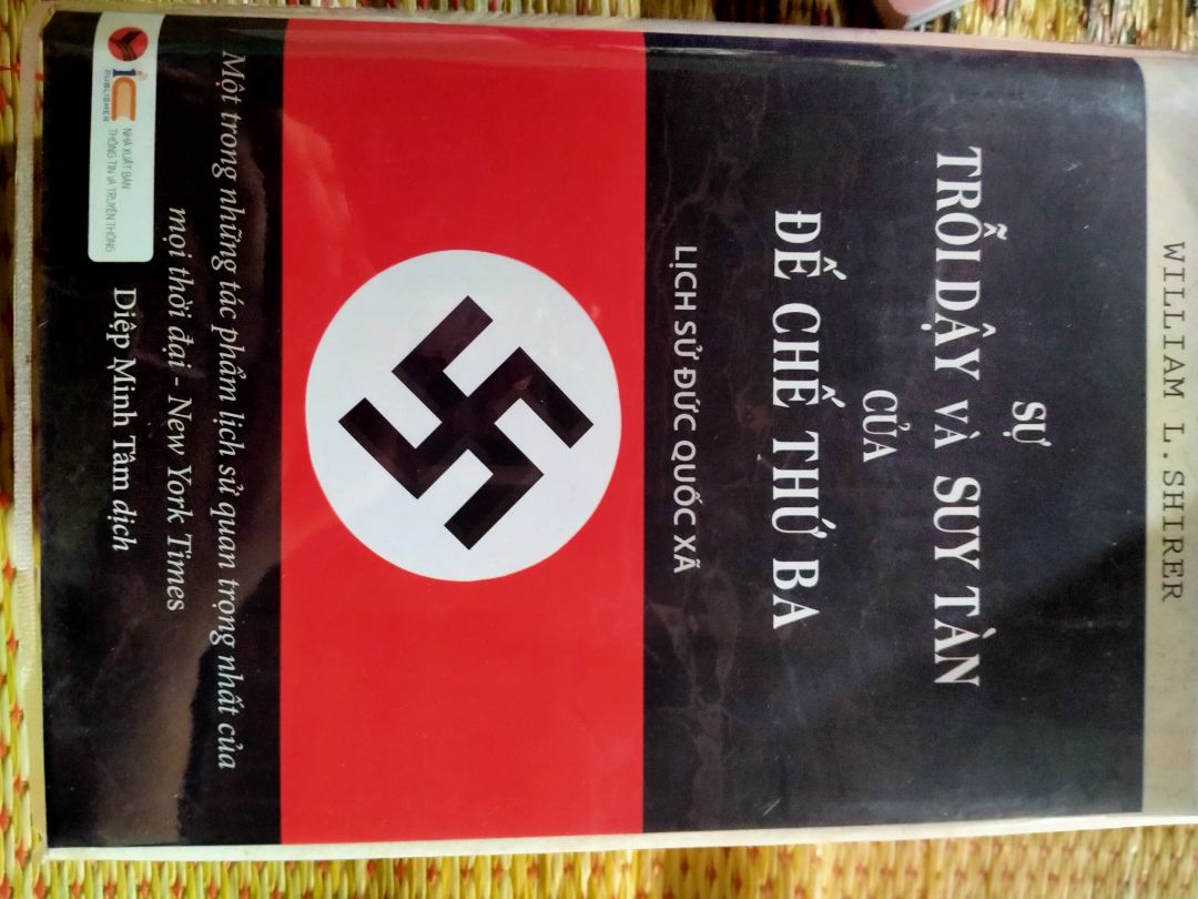 Sách bìa cứng mà vẫn có thể bọc luôn á! Sách dày lắm, cầm mỏi tay nhưng zui lắm!  Đọc cuốn sách và hiểu về một phần lịch sử thế giới, cuốn sách giúp chúng ta có thêm kiến thức. Sách giao về cũng rất nhanh và đóng gói cẩn thận!