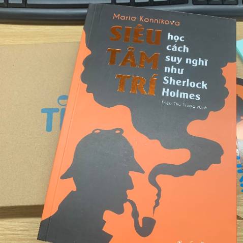 Là một con mọt của thể loại trinh thám nên mình cũng đã từng xem đi xem lại rất nhiều lần những thước phim về Sherlock Holmes. Mình biết đến cuốn sách này thông qua những trang báo nước ngoài và có đọc một vài đoạn dịch về cuốn sách này, thật may vì cuối cùng sách cũng đã được xuất bản. Có thể đây sẽ là một cuốn sách khó với nhiều người nhưng những bạn nào thích Holmes thì có thể thử nhé. Cảm nhận chung thì giao hàng nhanh và sách xịn, bìa đẹp, chất lượng in tốt, nội dung hay và hợp gu mình.
